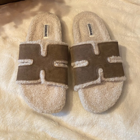 Brand New CUSHIONAIRE Cuddle Shearling Footbed Sandal - Picture 3 of 7